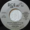 écouter en ligne Aaron Tippin - She Made A Memory Out Of Me