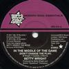 lyssna på nätet Betty Wright - In The Middle Of The Game Dont Change The Play Whisper In The Wind
